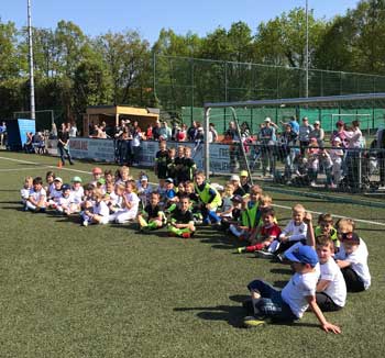 SG Oftersheim Kindergarten-Cup: Nach den Spielen kommen alle noch einmal zusammen