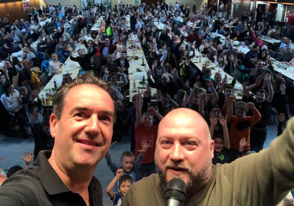 Die SGO Jugendweihnachtsfeier - Wimmelbild aus der Kurpfalzhalle (Foto: M. Becker)