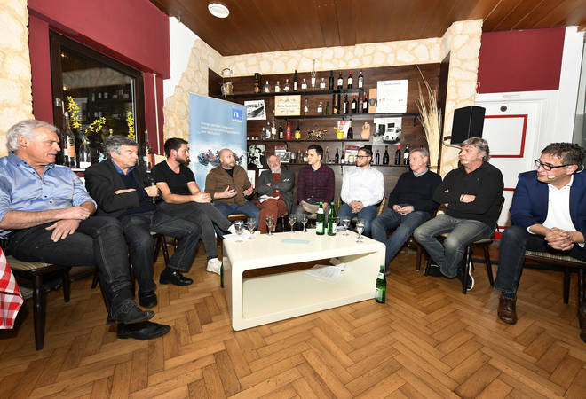 Heftig prallten die Meinungen bei der Podiumsdiskussion im Kirchheimer Vereinslokal aufeinander. Auf unserem Bild v.l.: Gernot Jüllich, Joseph Weisbrod, Philipp Richter, Dimitrios Chrisafis, Wolfgang Brück, Christopher Benz, Stephan Anweiler, Johannes Kolmer und Ronny Zimmermann. Foto: vaf