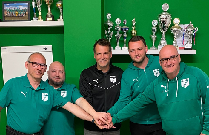 Pressemitteilung: Christian Thome als neuer Trainer (U . Weber (3. Vorstand), D. Chrisafis (Jugendleiter), C. Thome (Trainer 1. Mannschaft), Y. Brauch (Spielausschuss), A. Stajcar (1. Vorstand))