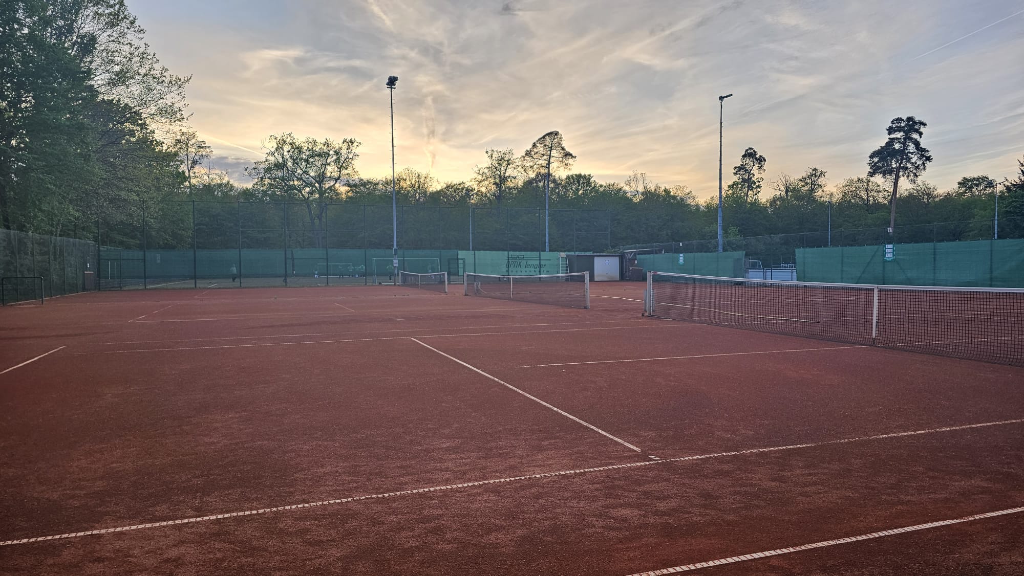 SG Oftersheim Tennis - Gemeinschaftlicher Einsatz bringt Tennisanlage auf Vordermann – Saisoneröffnung ein voller Erfolg